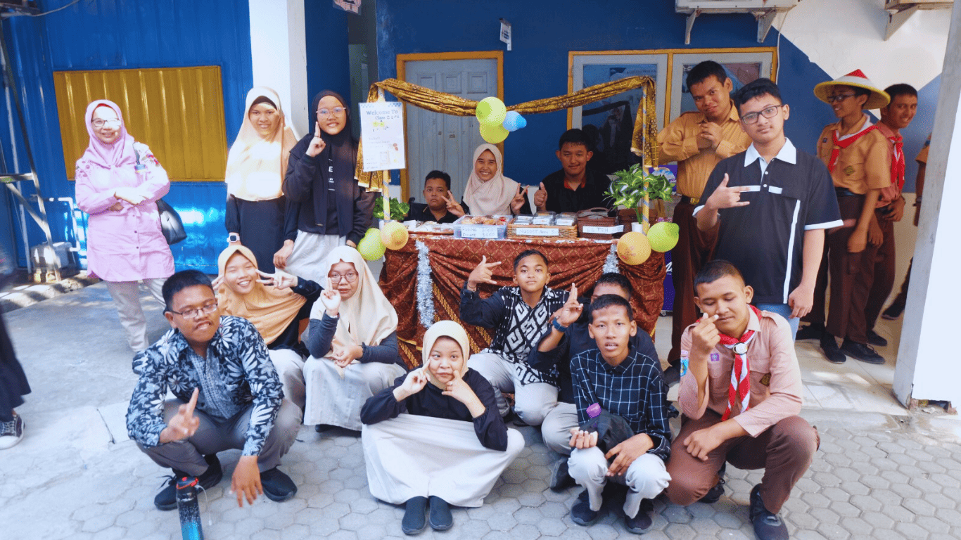 Semarak Rapor Sisipan: Siswa SMA Kertajaya  Gelar Bazar Kreatif dan Berbagi Berkah